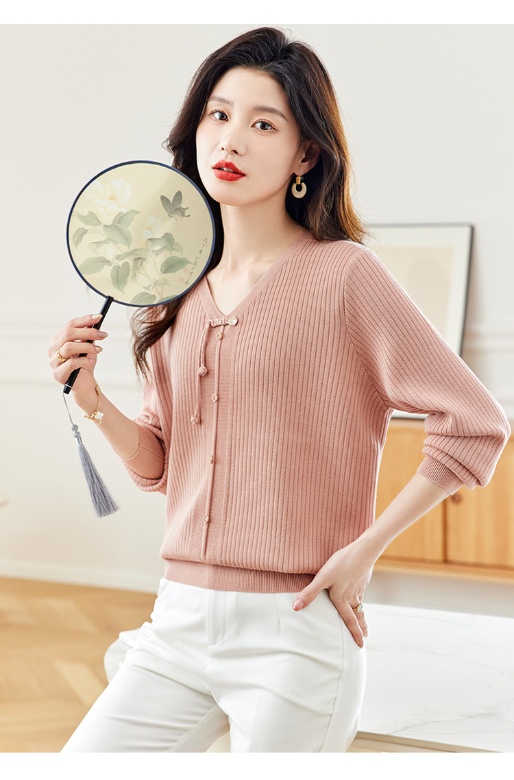 Long sleeved knitted t-shirt for women in spring 2024